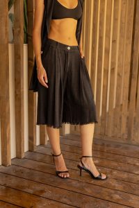LOLISTY "LINEN KNEE-LENGTH SHORTS" - Image 2